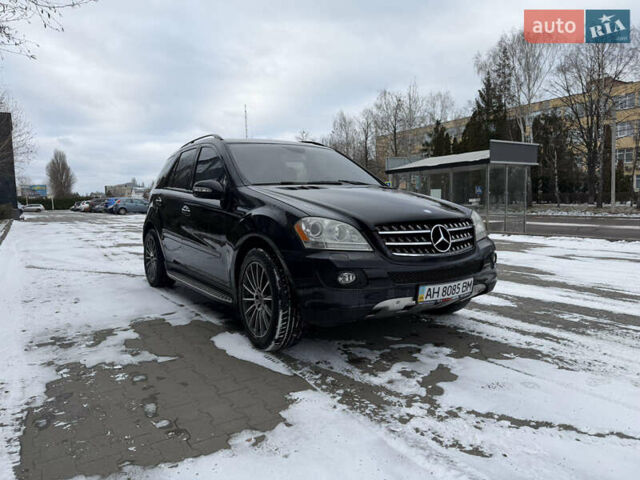 Черный Мерседес М-Класс, объемом двигателя 3.5 л и пробегом 287 тыс. км за 11000 $, фото 1 на Automoto.ua