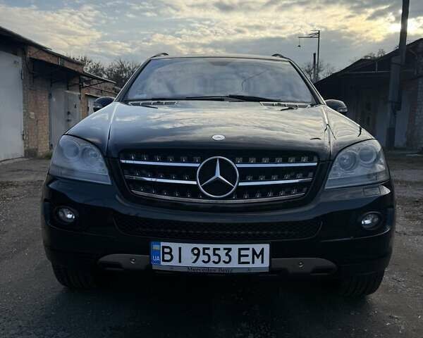 Черный Мерседес М-Класс, объемом двигателя 3.5 л и пробегом 221 тыс. км за 12800 $, фото 1 на Automoto.ua