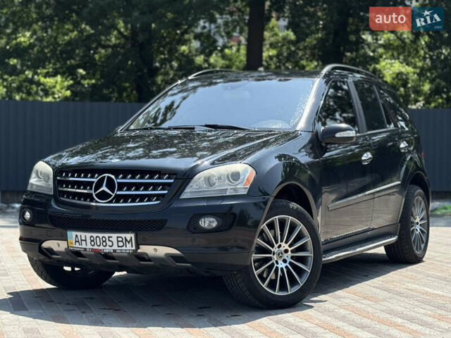 Черный Мерседес М-Класс, объемом двигателя 3.5 л и пробегом 287 тыс. км за 10500 $, фото 1 на Automoto.ua