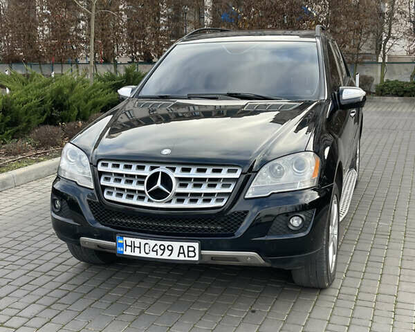 Черный Мерседес М-Класс, объемом двигателя 3.5 л и пробегом 281 тыс. км за 10000 $, фото 1 на Automoto.ua