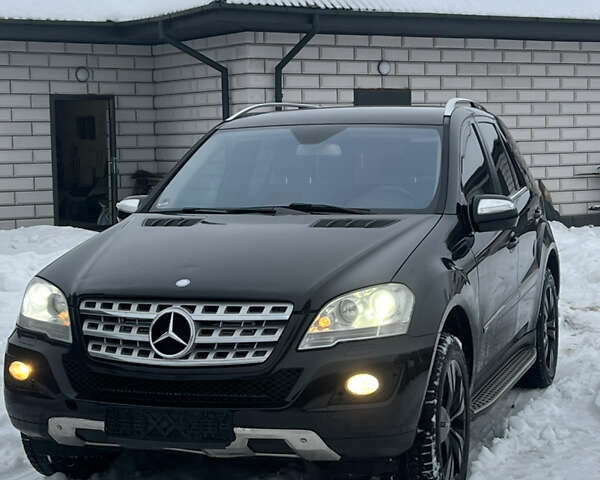 Черный Мерседес М-Класс, объемом двигателя 3 л и пробегом 280 тыс. км за 7800 $, фото 1 на Automoto.ua