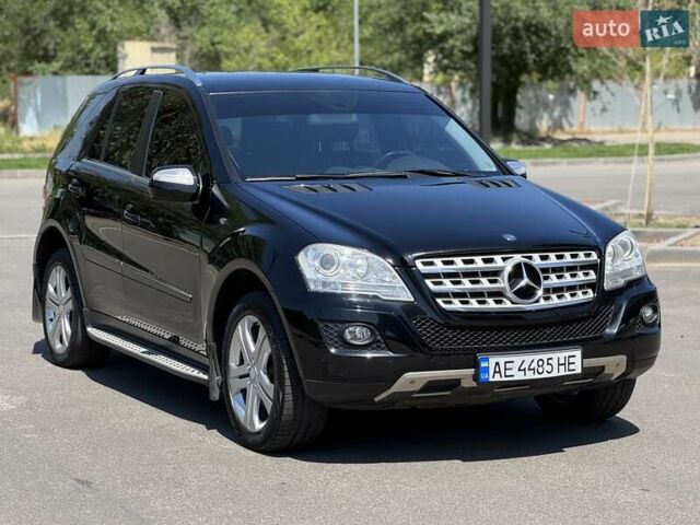 Черный Мерседес М-Класс, объемом двигателя 3.5 л и пробегом 133 тыс. км за 13900 $, фото 1 на Automoto.ua