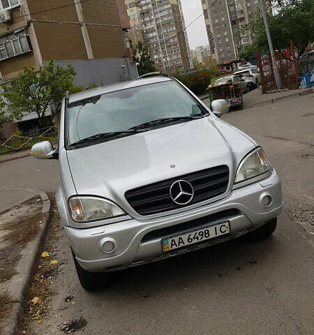 Серый Мерседес М-Класс, объемом двигателя 4.3 л и пробегом 257 тыс. км за 6500 $, фото 1 на Automoto.ua