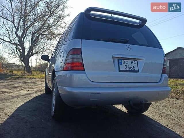 Сірий Мерседес М-Клас, об'ємом двигуна 3.2 л та пробігом 198 тис. км за 7500 $, фото 1 на Automoto.ua