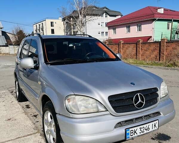 Серый Мерседес М-Класс, объемом двигателя 3.2 л и пробегом 290 тыс. км за 5500 $, фото 1 на Automoto.ua