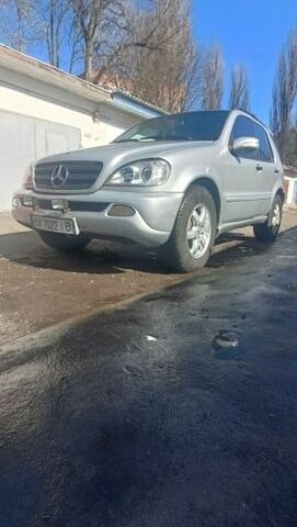 Серый Мерседес М-Класс, объемом двигателя 2.7 л и пробегом 473 тыс. км за 5200 $, фото 1 на Automoto.ua