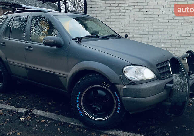 Сірий Мерседес М-Клас, об'ємом двигуна 4 л та пробігом 340 тис. км за 8100 $, фото 1 на Automoto.ua