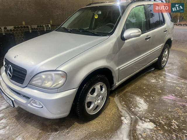 Серый Мерседес М-Класс, объемом двигателя 2.7 л и пробегом 400 тыс. км за 2000 $, фото 1 на Automoto.ua