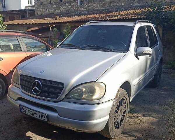 Серый Мерседес М-Класс, объемом двигателя 3.5 л и пробегом 350 тыс. км за 5800 $, фото 1 на Automoto.ua