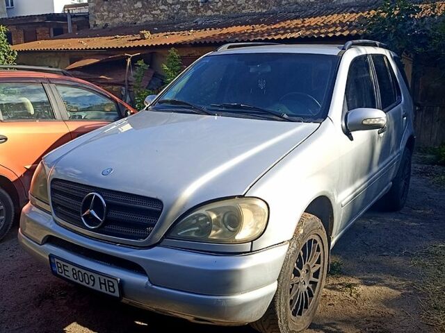 Серый Мерседес М-Класс, объемом двигателя 3.8 л и пробегом 350 тыс. км за 6100 $, фото 1 на Automoto.ua