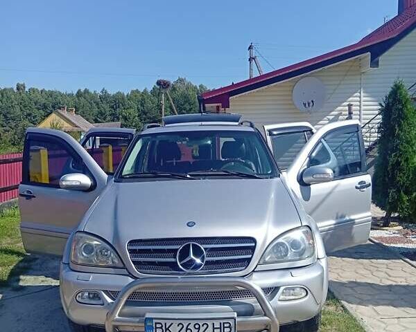 Мерседес М-Класс 2004 в Костополе на Automoto.ua Серый Мерседес М-Класс, объемом двигателя 4 л и пробегом 320 тыс. км за 8800 $, фото 1 на Automoto.ua