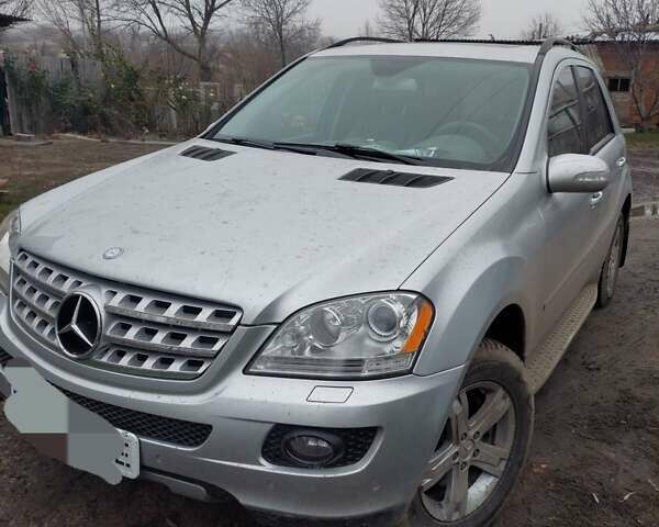 Сірий Мерседес М-Клас, об'ємом двигуна 3.5 л та пробігом 285 тис. км за 10800 $, фото 1 на Automoto.ua