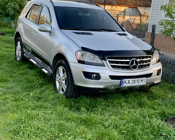 Серый Мерседес М-Класс, объемом двигателя 4.97 л и пробегом 228 тыс. км за 10000 $, фото 1 на Automoto.ua