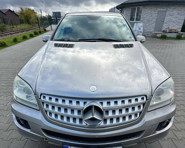 Серый Мерседес М-Класс, объемом двигателя 3 л и пробегом 300 тыс. км за 6350 $, фото 1 на Automoto.ua