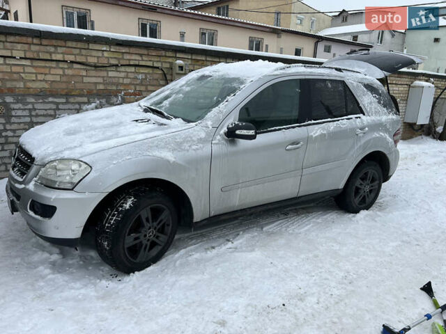 Серый Мерседес М-Класс, объемом двигателя 2.99 л и пробегом 320 тыс. км за 5999 $, фото 1 на Automoto.ua