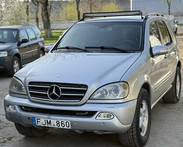 Серый Мерседес М-Класс, объемом двигателя 2.7 л и пробегом 300 тыс. км за 5900 $, фото 1 на Automoto.ua