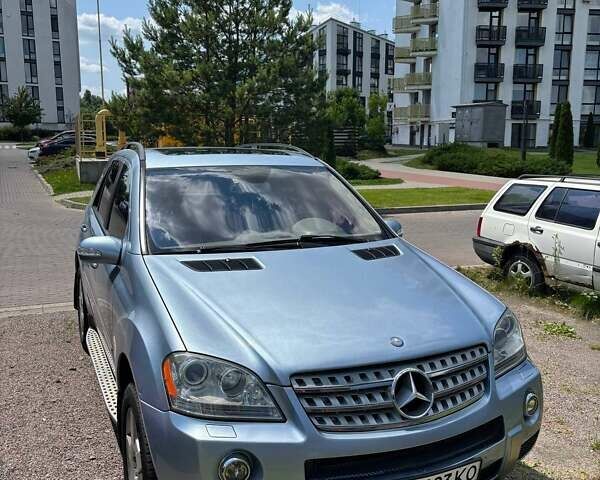 Сірий Мерседес М-Клас, об'ємом двигуна 5 л та пробігом 242 тис. км за 10000 $, фото 1 на Automoto.ua