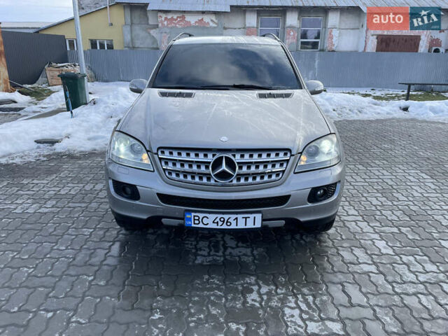 Сірий Мерседес М-Клас, об'ємом двигуна 3 л та пробігом 300 тис. км за 10800 $, фото 1 на Automoto.ua