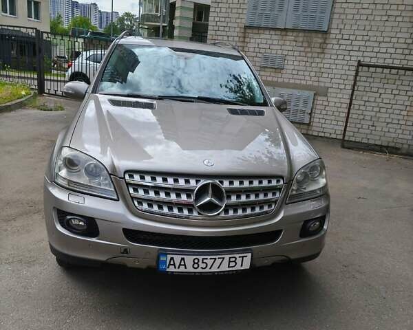 Сірий Мерседес М-Клас, об'ємом двигуна 4.97 л та пробігом 240 тис. км за 8800 $, фото 1 на Automoto.ua