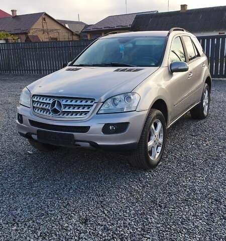 Серый Мерседес М-Класс, объемом двигателя 3 л и пробегом 419 тыс. км за 6200 $, фото 1 на Automoto.ua