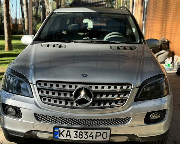 Мерседес М-Класс 2006 в Киеве на Automoto.ua Серый Мерседес М-Класс, объемом двигателя 4.97 л и пробегом 300 тыс. км за 8700 $, фото 1 на Automoto.ua