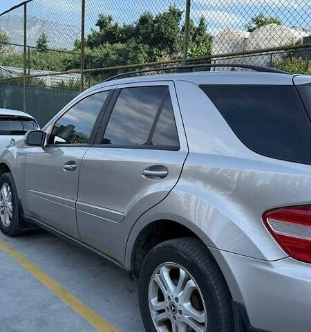 Серый Мерседес М-Класс, объемом двигателя 3.5 л и пробегом 360 тыс. км за 12000 $, фото 1 на Automoto.ua