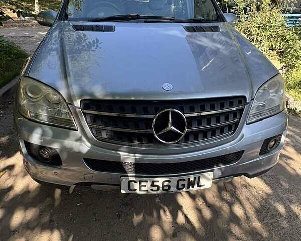 Серый Мерседес М-Класс, объемом двигателя 0 л и пробегом 160 тыс. км за 4939 $, фото 1 на Automoto.ua