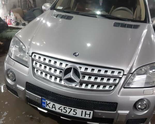 Серый Мерседес М-Класс, объемом двигателя 3.5 л и пробегом 250 тыс. км за 9000 $, фото 1 на Automoto.ua