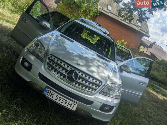 Мерседес М-Класс 2007 в Ровно на Automoto.ua Серый Мерседес М-Класс, объемом двигателя 2.99 л и пробегом 332 тыс. км за 12500 $, фото 1 на Automoto.ua