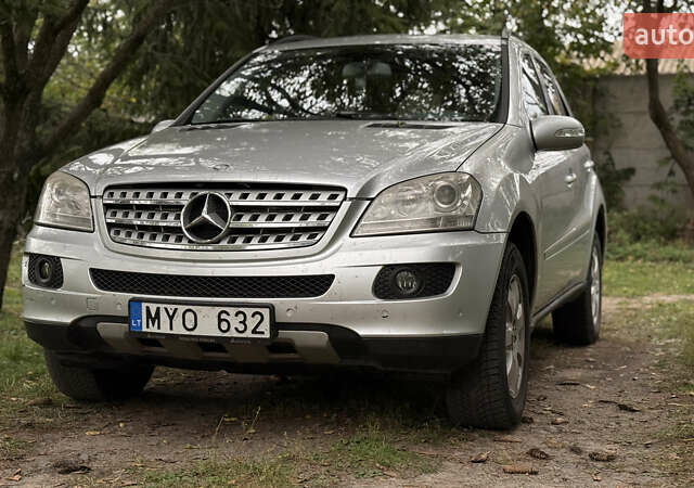 Серый Мерседес М-Класс, объемом двигателя 3 л и пробегом 300 тыс. км за 6300 $, фото 1 на Automoto.ua