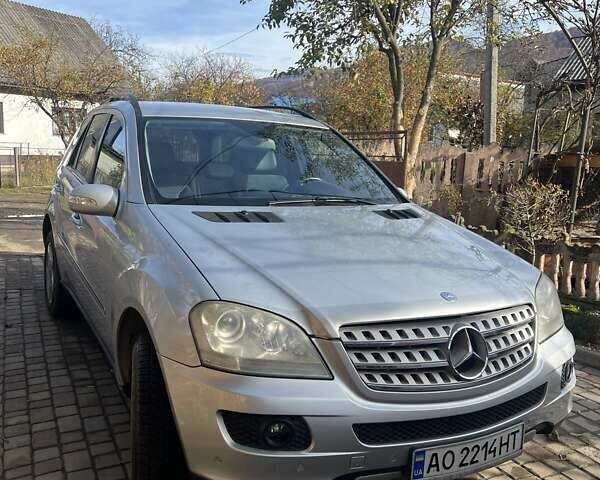 Сірий Мерседес М-Клас, об'ємом двигуна 3 л та пробігом 345 тис. км за 13500 $, фото 1 на Automoto.ua