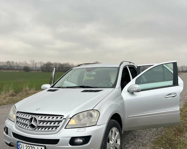 Серый Мерседес М-Класс, объемом двигателя 3 л и пробегом 265 тыс. км за 11000 $, фото 1 на Automoto.ua