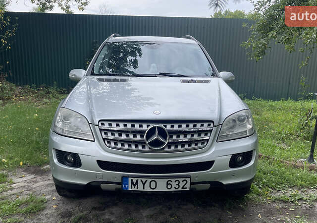 Сірий Мерседес М-Клас, об'ємом двигуна 3 л та пробігом 300 тис. км за 6500 $, фото 1 на Automoto.ua