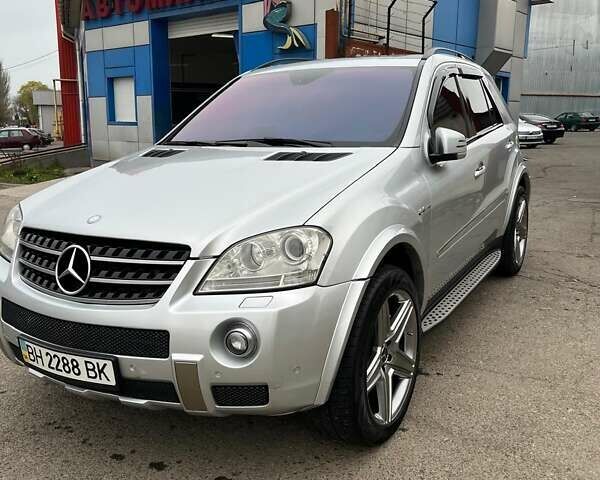 Серый Мерседес М-Класс, объемом двигателя 6.21 л и пробегом 148 тыс. км за 12000 $, фото 1 на Automoto.ua