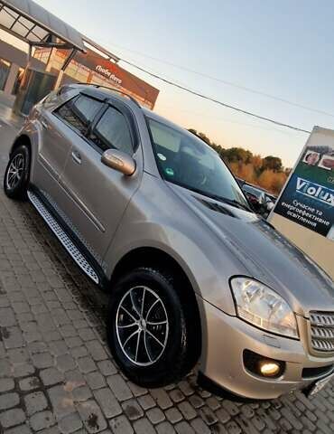 Серый Мерседес М-Класс, объемом двигателя 2.99 л и пробегом 290 тыс. км за 9500 $, фото 1 на Automoto.ua