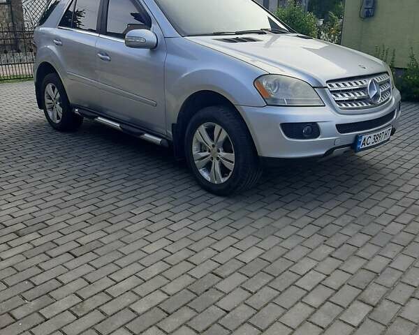 Серый Мерседес М-Класс, объемом двигателя 3.5 л и пробегом 213 тыс. км за 10900 $, фото 1 на Automoto.ua