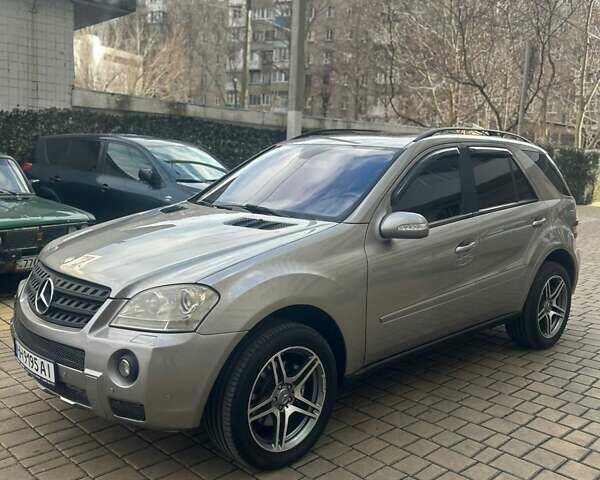 Серый Мерседес М-Класс, объемом двигателя 3.5 л и пробегом 250 тыс. км за 9000 $, фото 1 на Automoto.ua