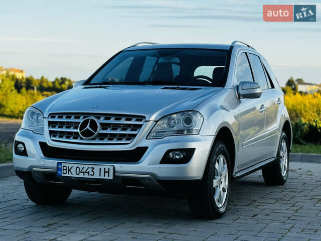 Сірий Мерседес М-Клас, об'ємом двигуна 3 л та пробігом 345 тис. км за 11499 $, фото 1 на Automoto.ua