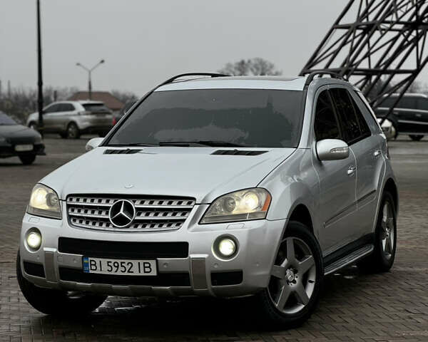 Серый Мерседес М-Класс, объемом двигателя 5.46 л и пробегом 272 тыс. км за 10400 $, фото 1 на Automoto.ua