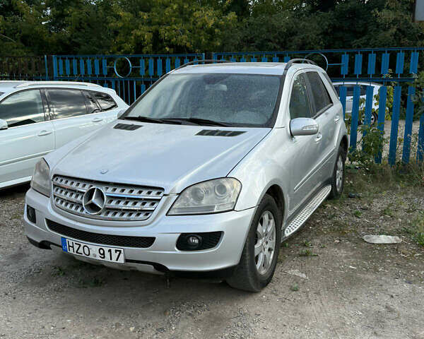 Серый Мерседес М-Класс, объемом двигателя 3 л и пробегом 350 тыс. км за 6000 $, фото 1 на Automoto.ua