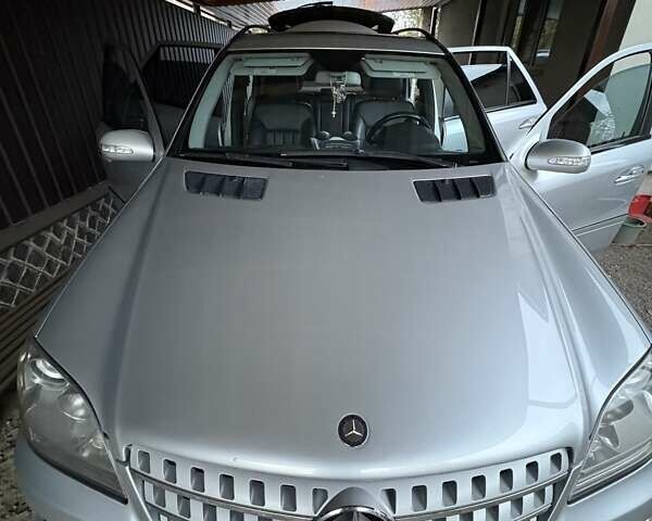 Серый Мерседес М-Класс, объемом двигателя 2.99 л и пробегом 261 тыс. км за 15500 $, фото 1 на Automoto.ua