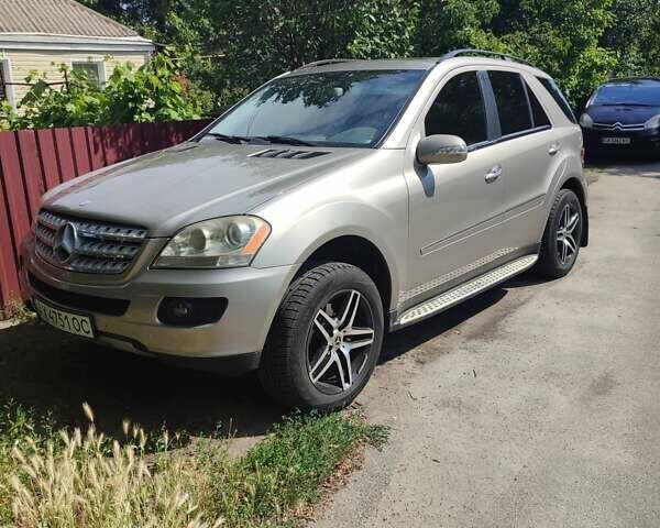 Серый Мерседес М-Класс, объемом двигателя 3.5 л и пробегом 197 тыс. км за 11000 $, фото 1 на Automoto.ua