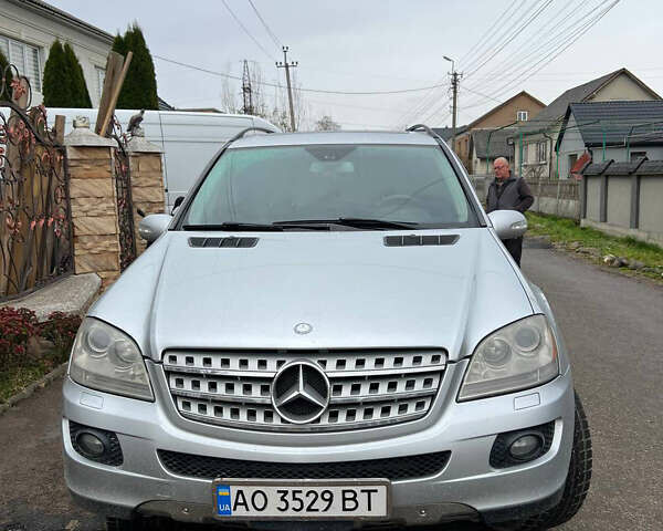 Сірий Мерседес М-Клас, об'ємом двигуна 3.5 л та пробігом 258 тис. км за 10500 $, фото 1 на Automoto.ua