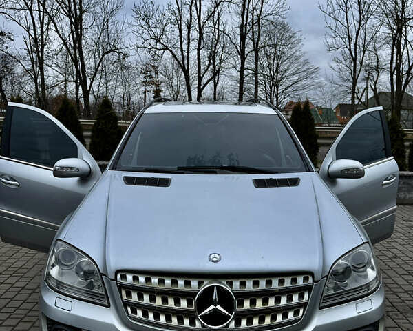 Серый Мерседес М-Класс, объемом двигателя 3 л и пробегом 292 тыс. км за 14000 $, фото 1 на Automoto.ua