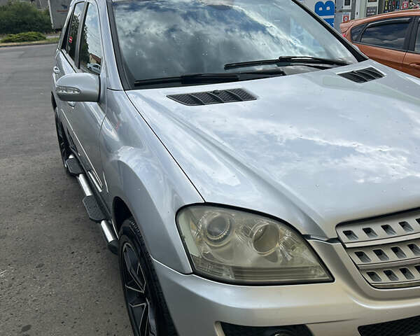 Сірий Мерседес М-Клас, об'ємом двигуна 3 л та пробігом 435 тис. км за 10500 $, фото 1 на Automoto.ua