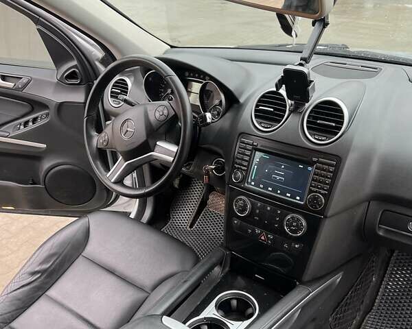 Серый Мерседес М-Класс, объемом двигателя 3.5 л и пробегом 120 тыс. км за 13590 $, фото 1 на Automoto.ua