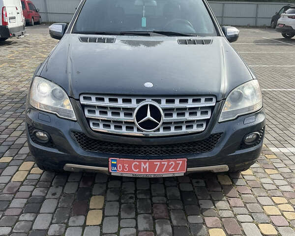 Серый Мерседес М-Класс, объемом двигателя 3 л и пробегом 297 тыс. км за 16000 $, фото 1 на Automoto.ua