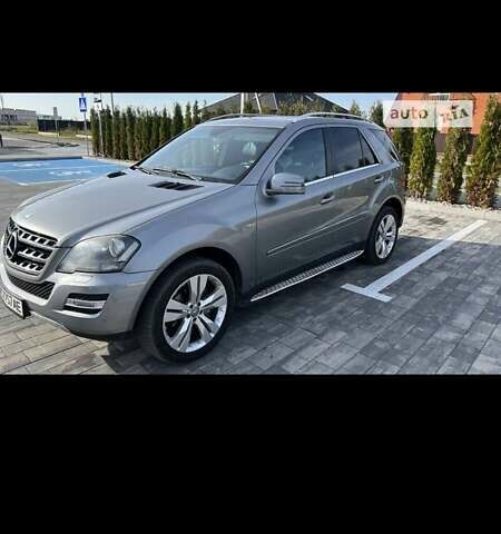 Серый Мерседес М-Класс, объемом двигателя 3 л и пробегом 280 тыс. км за 17000 $, фото 1 на Automoto.ua