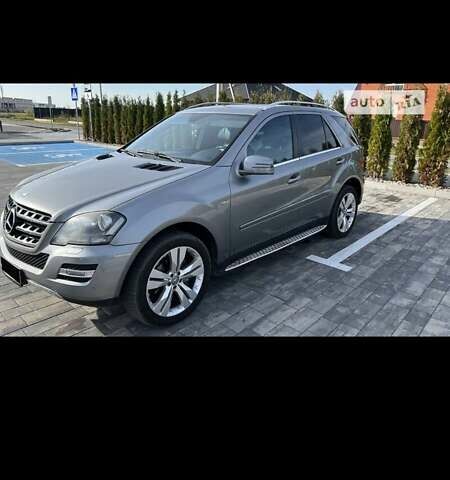 Серый Мерседес М-Класс, объемом двигателя 3 л и пробегом 320 тыс. км за 17000 $, фото 1 на Automoto.ua