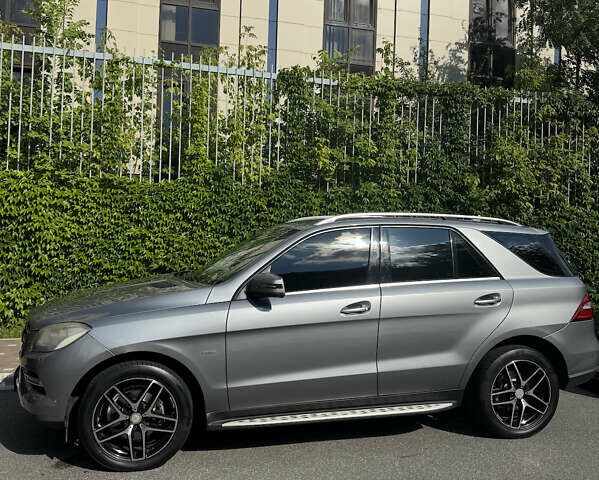 Сірий Мерседес М-Клас, об'ємом двигуна 2.14 л та пробігом 218 тис. км за 17000 $, фото 1 на Automoto.ua